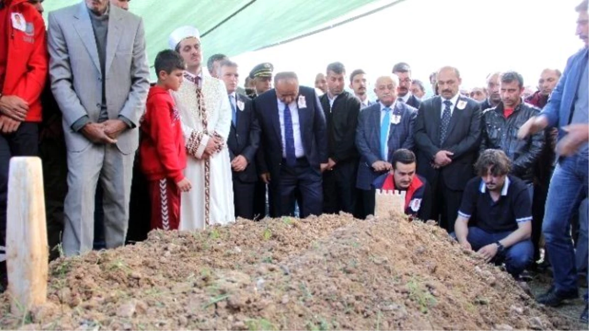 Şehit Polis, Vasiyeti Üzerine Çok Sevdiği Yastığıyla Birlikte Gömüldü