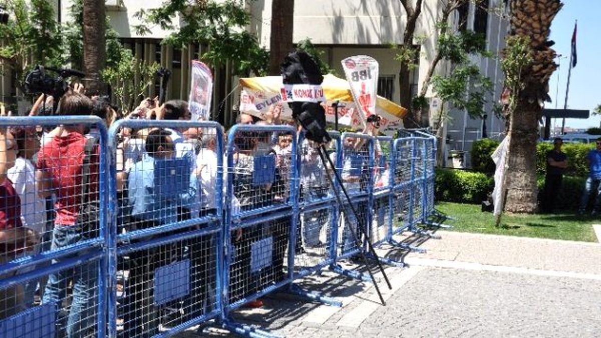 Siyah Çelenklerini Bariyerlerin Üzerinden Fırlattılar
