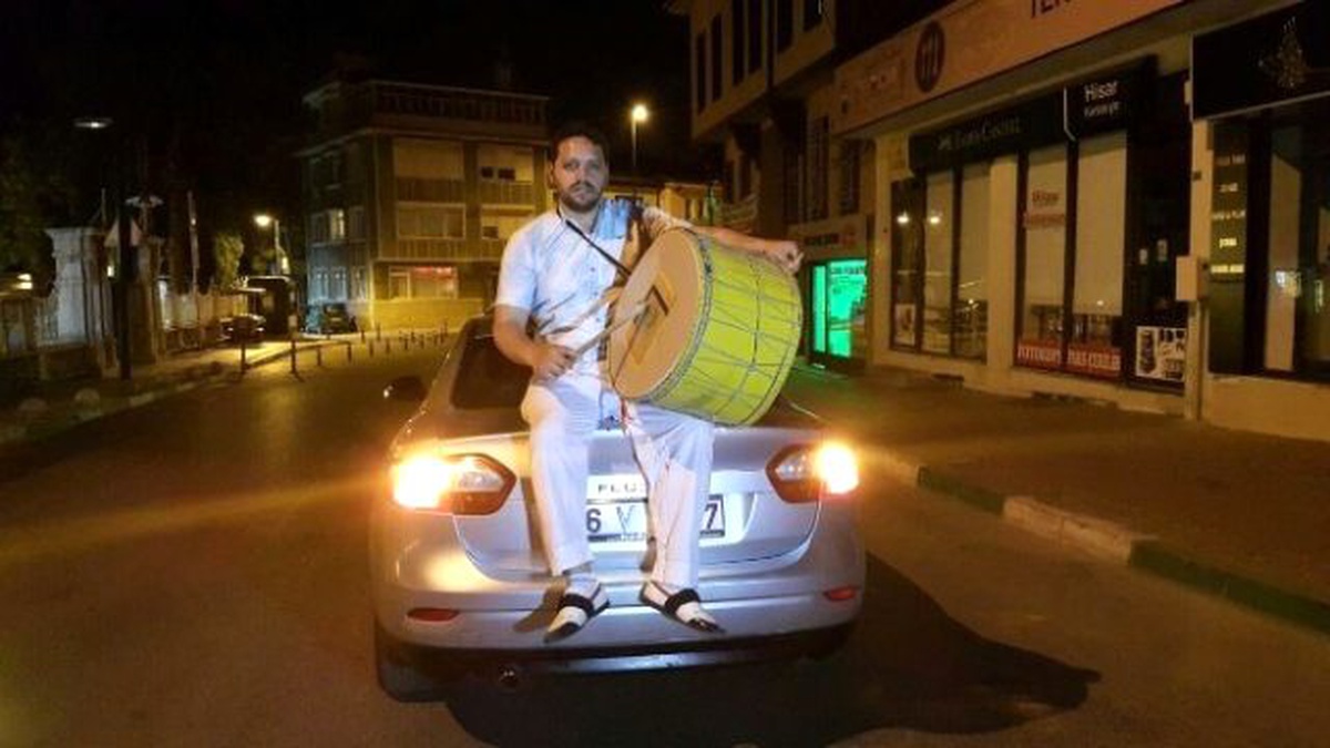 Tarihi Mahallenin Davulcusu, Lüks Otomobille Sokakları Gezdi...