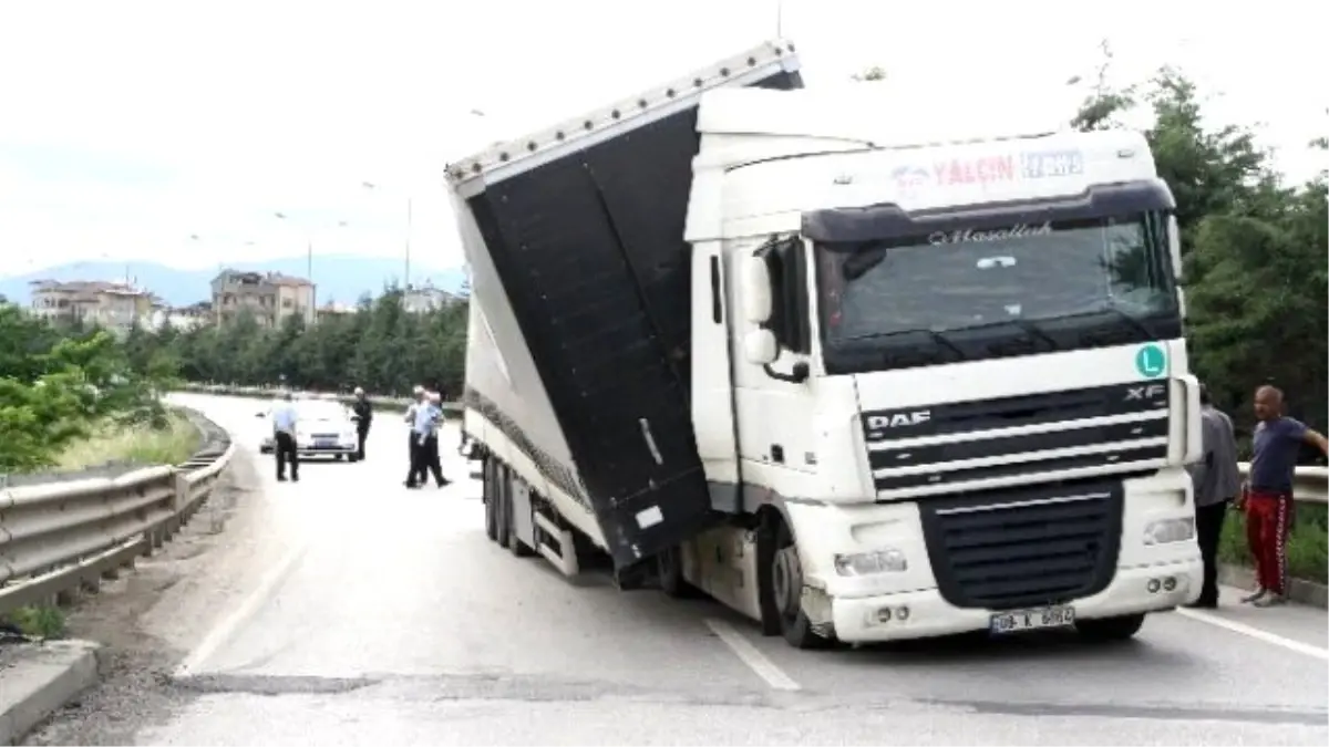 Tır\'ın Dorsesi Çıktı, Kaza Ucuz Atlatıldı