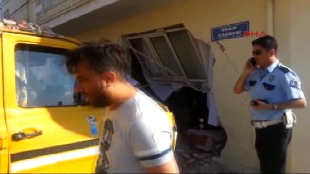 Aydın\'da Freni Boşalan Minibüs, Oturma Odasına Girdi