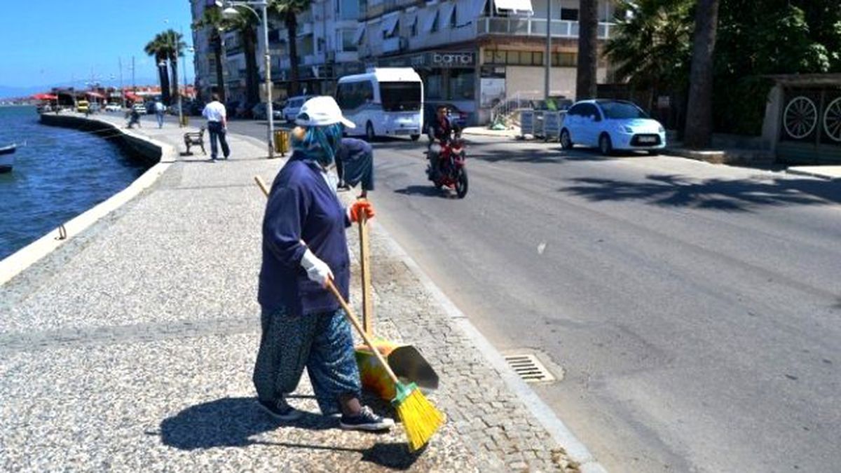 Ayvalık Cadde ve Sokakları Kadın İşçilerle Temizleniyor