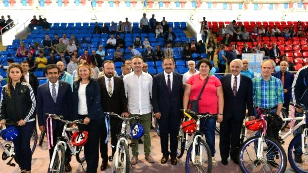 Bakan Özhaseki Bisiklet Dağıtım Törenine Katıldı