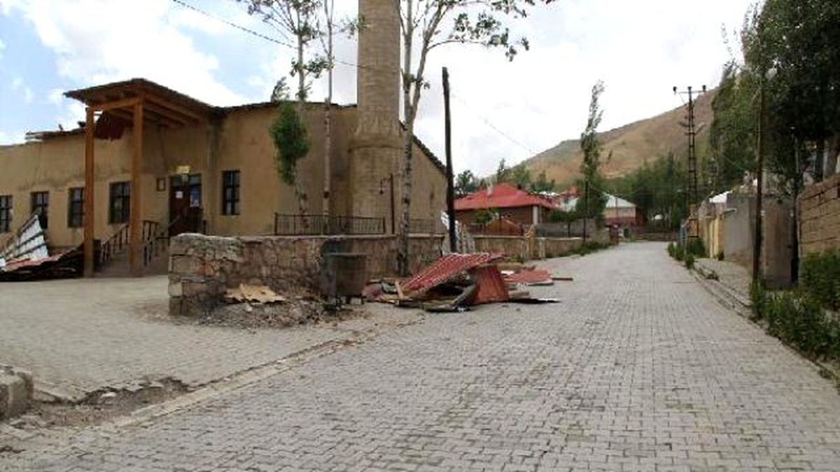 Başkale\'de Rüzgar Tarihi Caminin Çatısını Uçurdu
