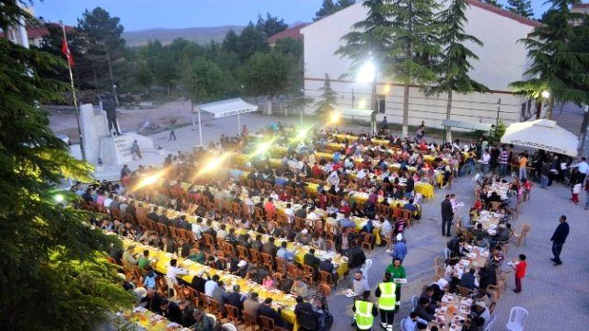Beylikova\'lılar İftar Sofralarında Bir Araya Geliyorlar