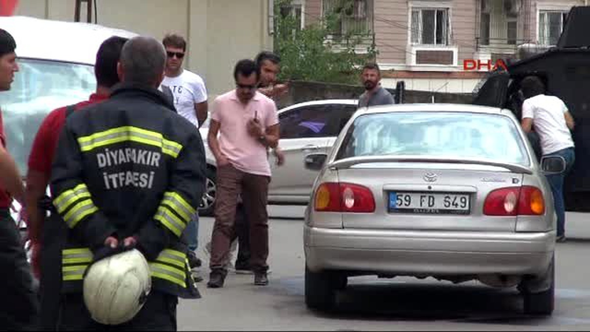 Boşanmak Üzere Olduğu Karısıyla Velayette Anlaşamayınca Üzerine Benzin Döküp Kendini Araca Kilitledi