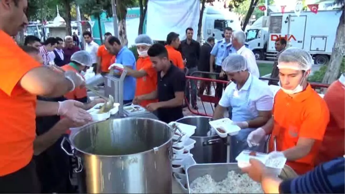 Büyükşehir Belediyesi Siverek?te İftar Yemeği Verdi