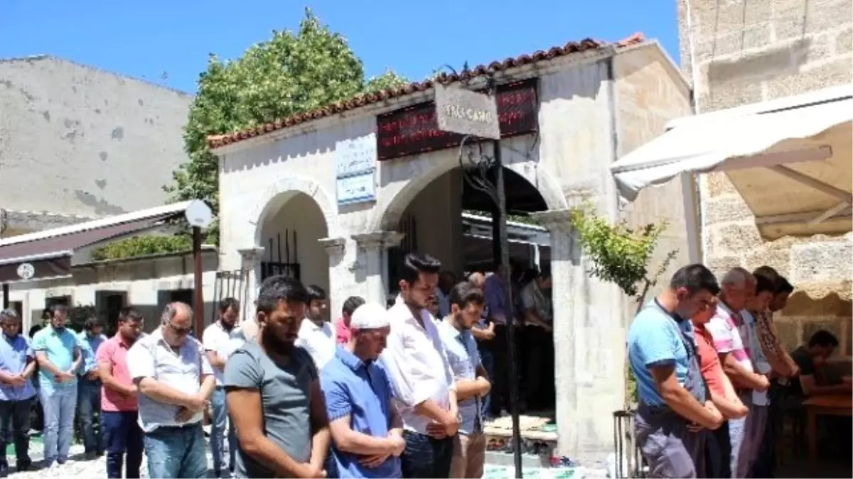 Çanakkale\'de Cuma Namazında Camiler Doldu Taştı