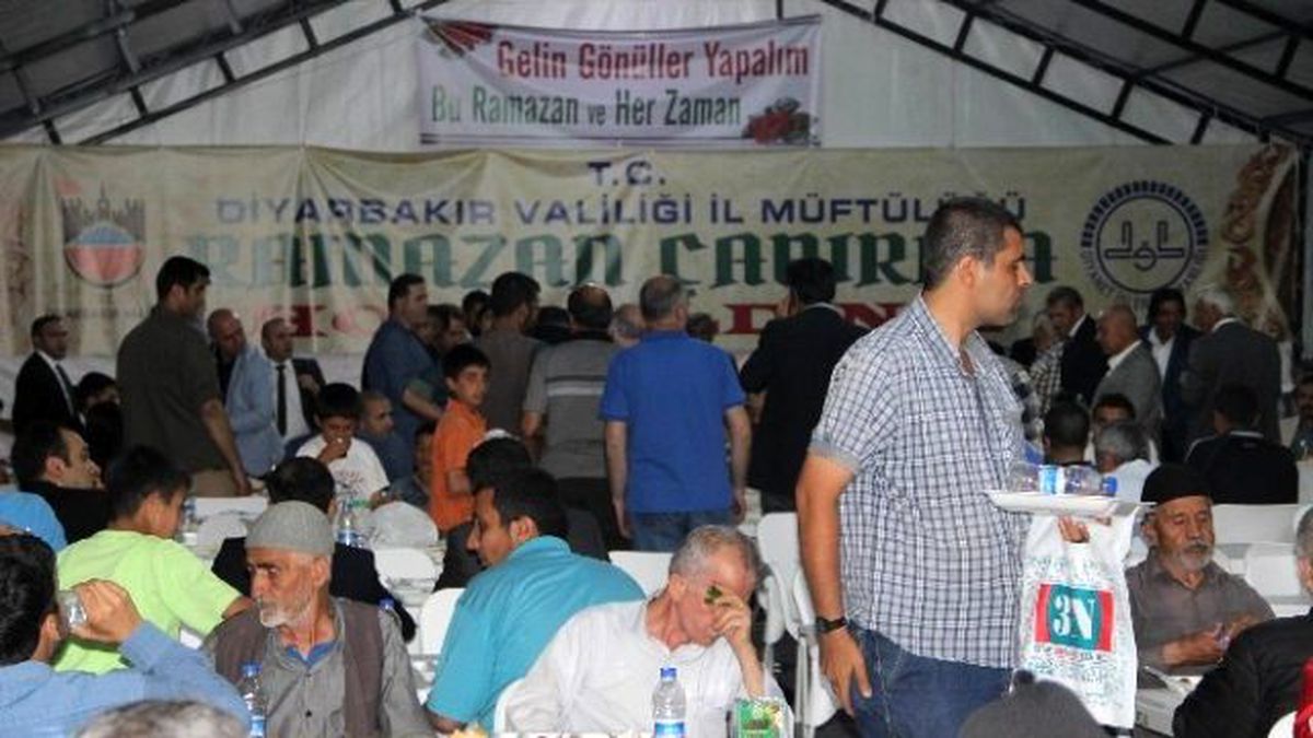 Çevre ve Şehircilik Bakanı Özhaseki Surlularla İftar Yaptı