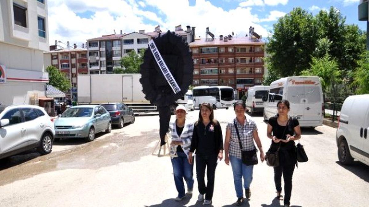 CHP\'li Kadınların Çelengi Polisi Alarma Geçirdi