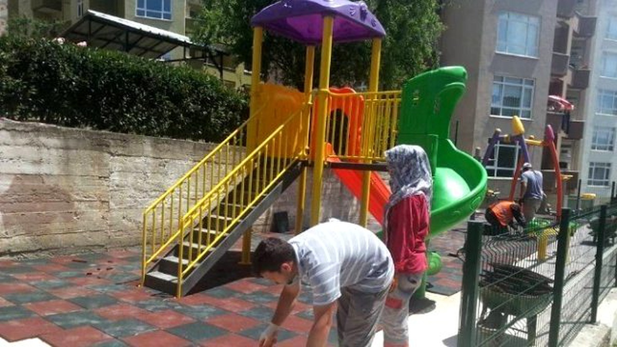 Çocuk Parklarının Zemini Kauçuk ile Kaplanıyor