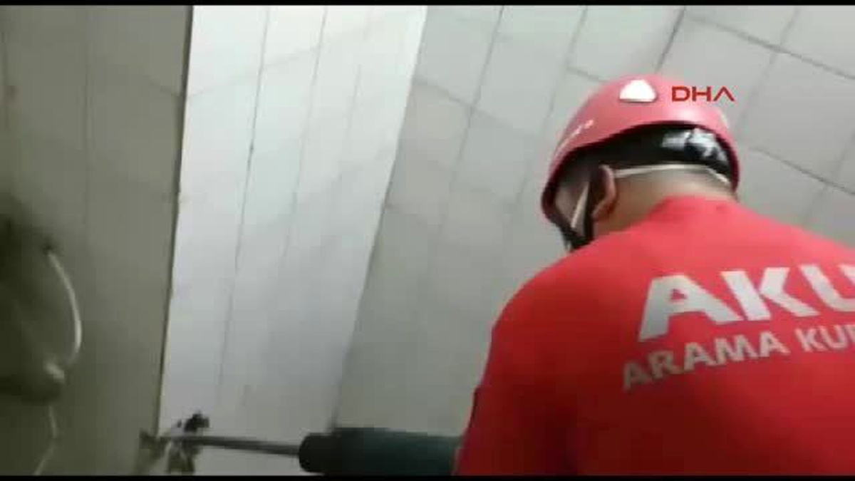 Denizli Boruda Sıkışan Yavru Kediyi Akut Kurtardı