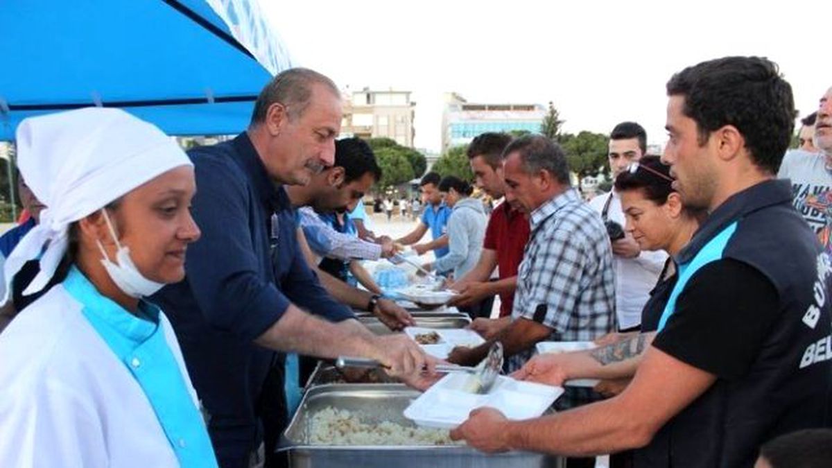 Didim\'de İftar Sonrası Kukla Gösterisi Çocukları Eğlendirdi