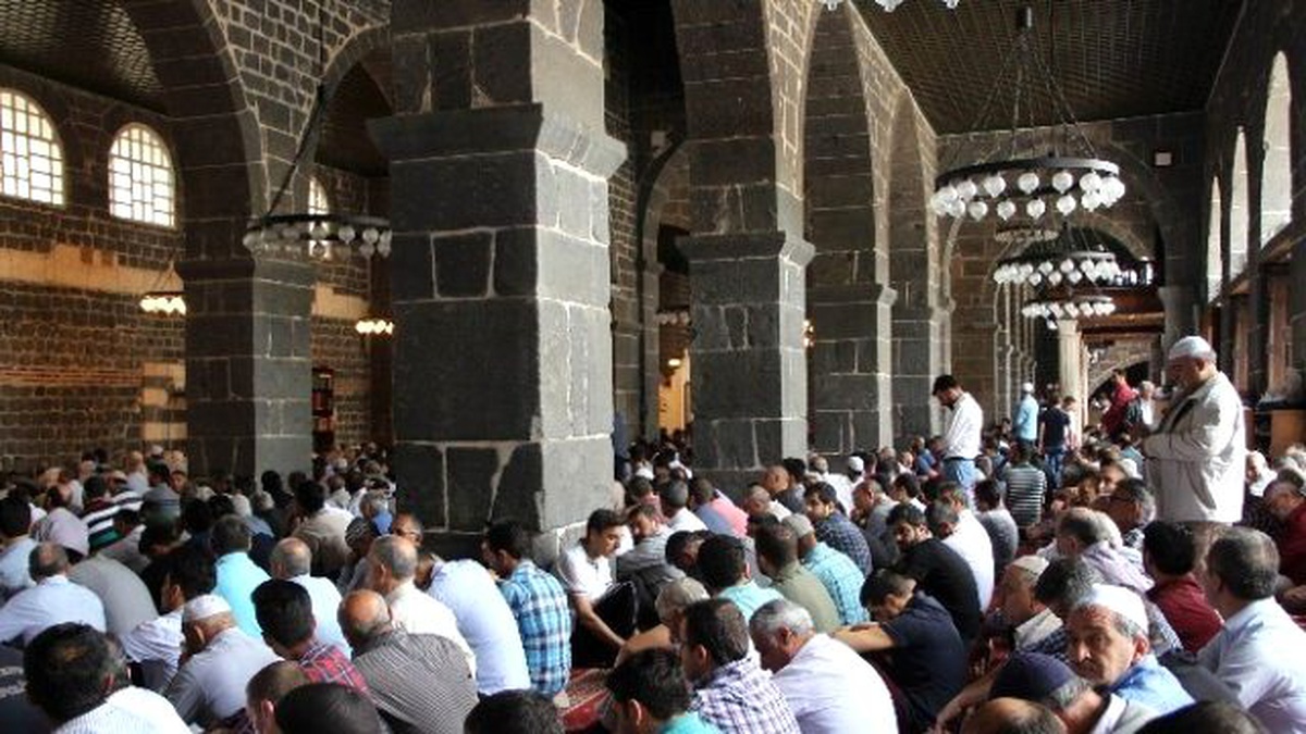 Diyarbakır\'da Ramazan Ayının İlk Cuma Namazında Cemaat Sokağa Taştı