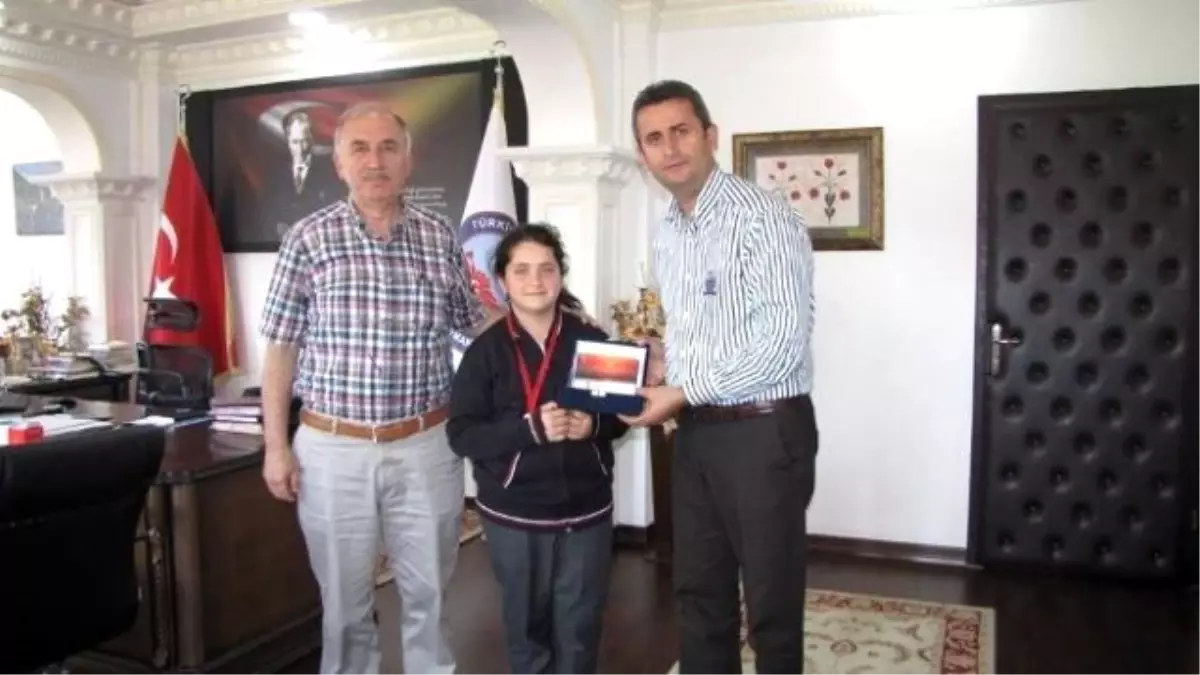 Dünya Üçüncüsü Sude Naz\'a Plaket