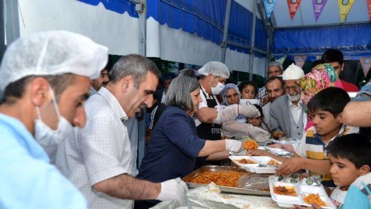 Eş Başkanlar İftar Çadırlarında Vatandaşlarla Buluştu