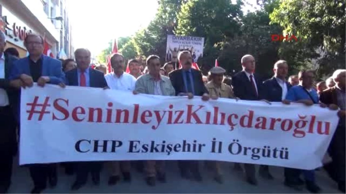 Eskişehir\'de CHP\'liler Polis Barikatını Aşıp Yürüdü