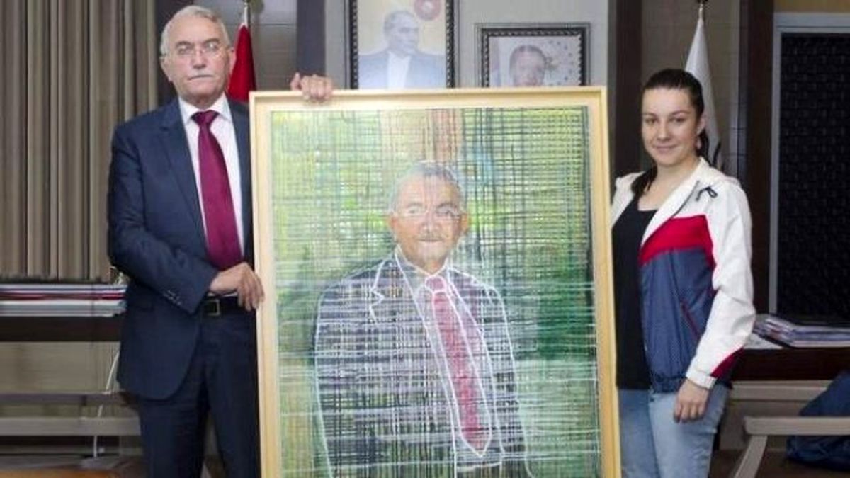 Esogü Rektörü Prof. Dr. Hasan Gönen\'e Portresini Takdim Etti