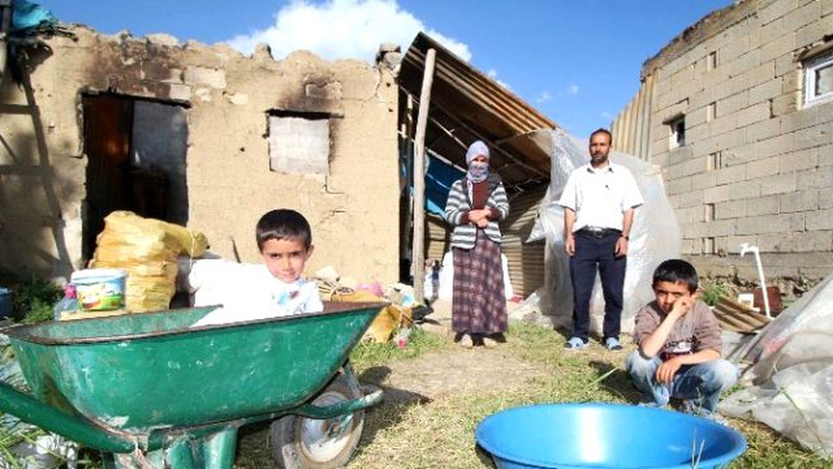 Yüksekova'da Evleri Yıkılan Aykut Ailesi İki Çocukla Barakada Kalıyor