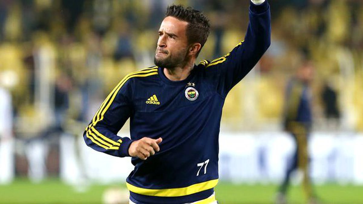Fenerbahçe, Gökhan Gönül'le Yollarını Ayırdığını Açıkladı