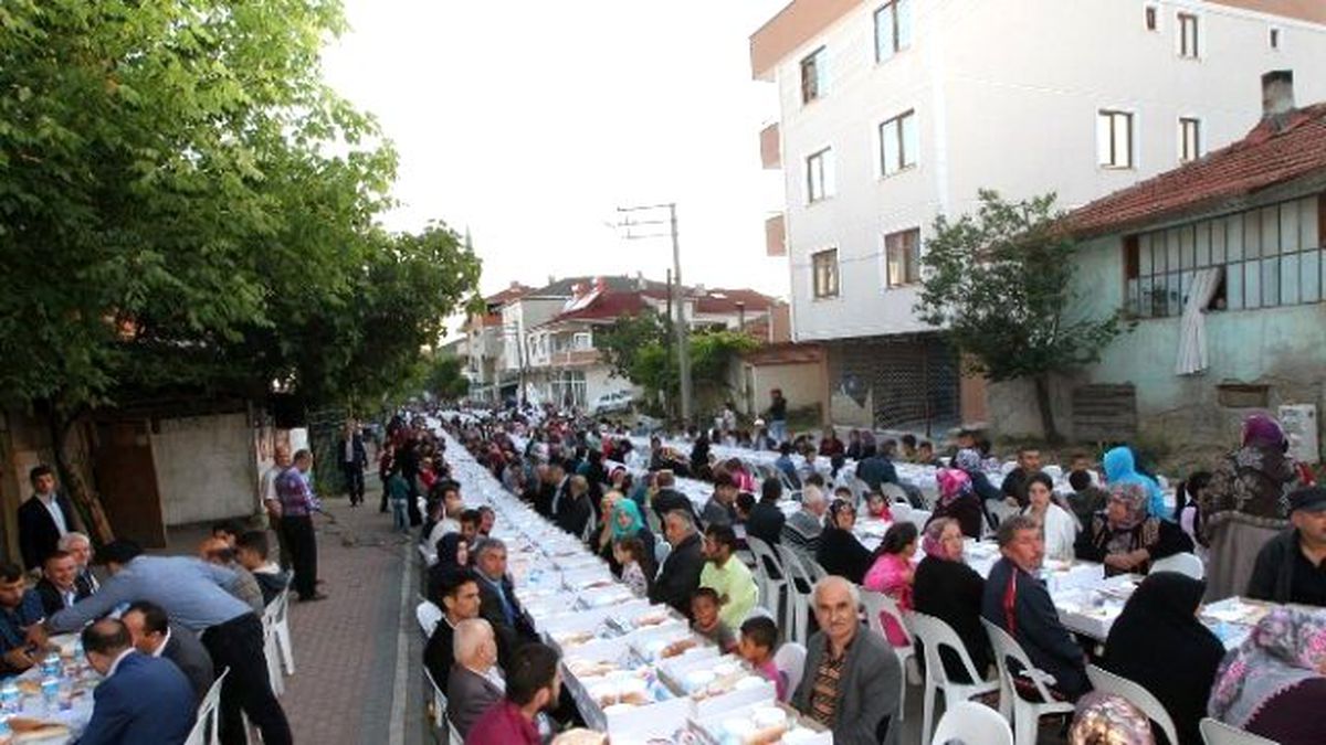 Gebze\'de İki Mahalle Tek Sofrada