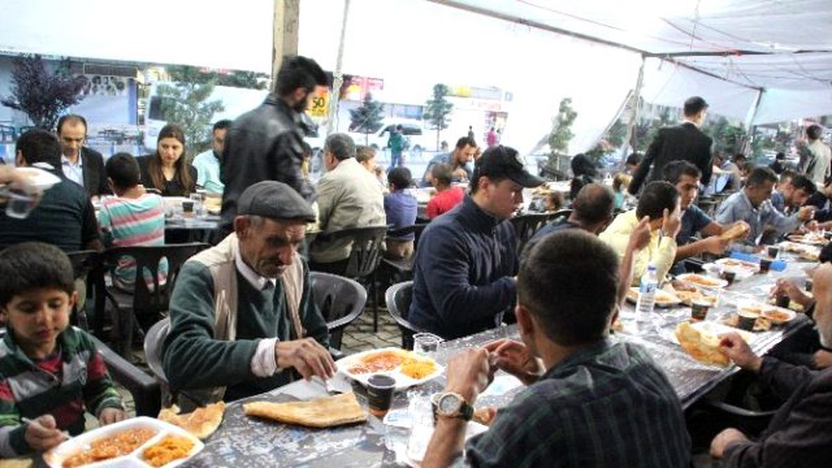 Hakkari Belediyesi İftar Çadırı Açtı
