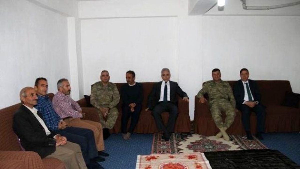 Hakkari Valisi Toprak Şehit Ailesini Evinde Ziyaret Etti