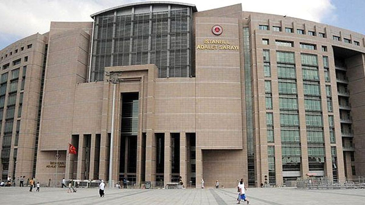 İstanbul Adalet Sarayı'nda İntihara Kalkıştı, Polis İkna Etti