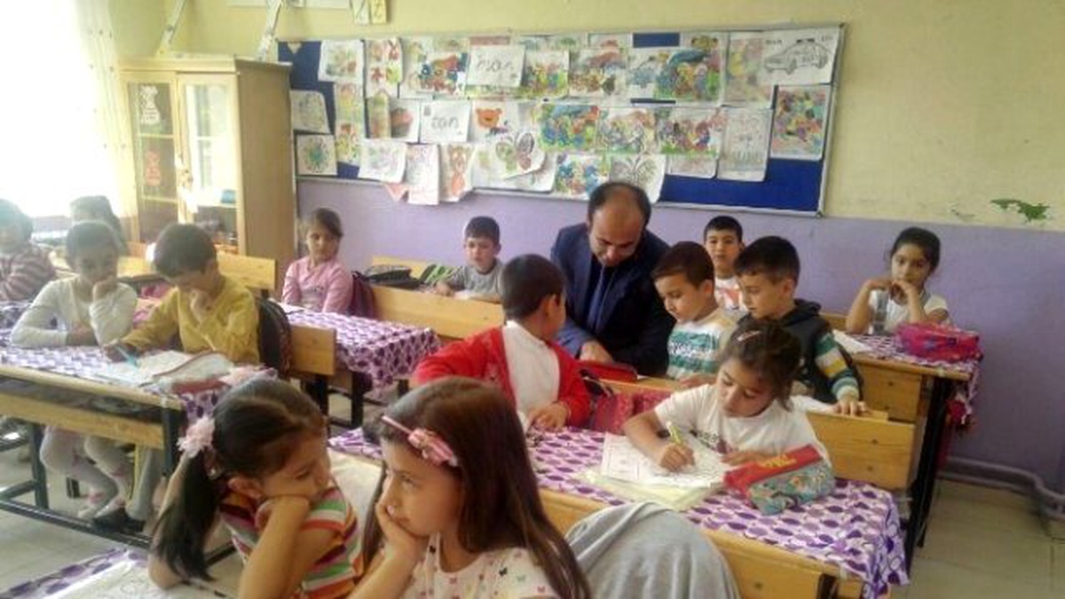 Kaymakam Minik Öğrencilerle Birlikte Matematik Soruları Çözdü