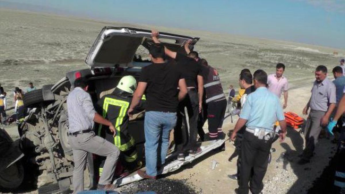 Konya\'da Tır ile Minibüs Çarpıştı: 7 Ölü, 4 Yara (2)