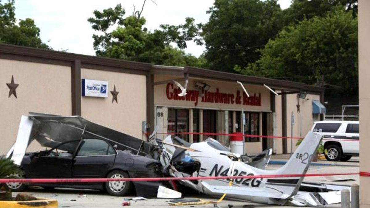 Küçük Uçak Aracın Üzerine Düştü: 3 Ölü