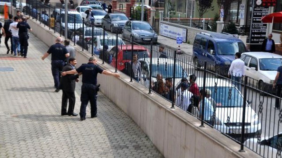 Mahkeme Çıkışı Birbirine Girdiler