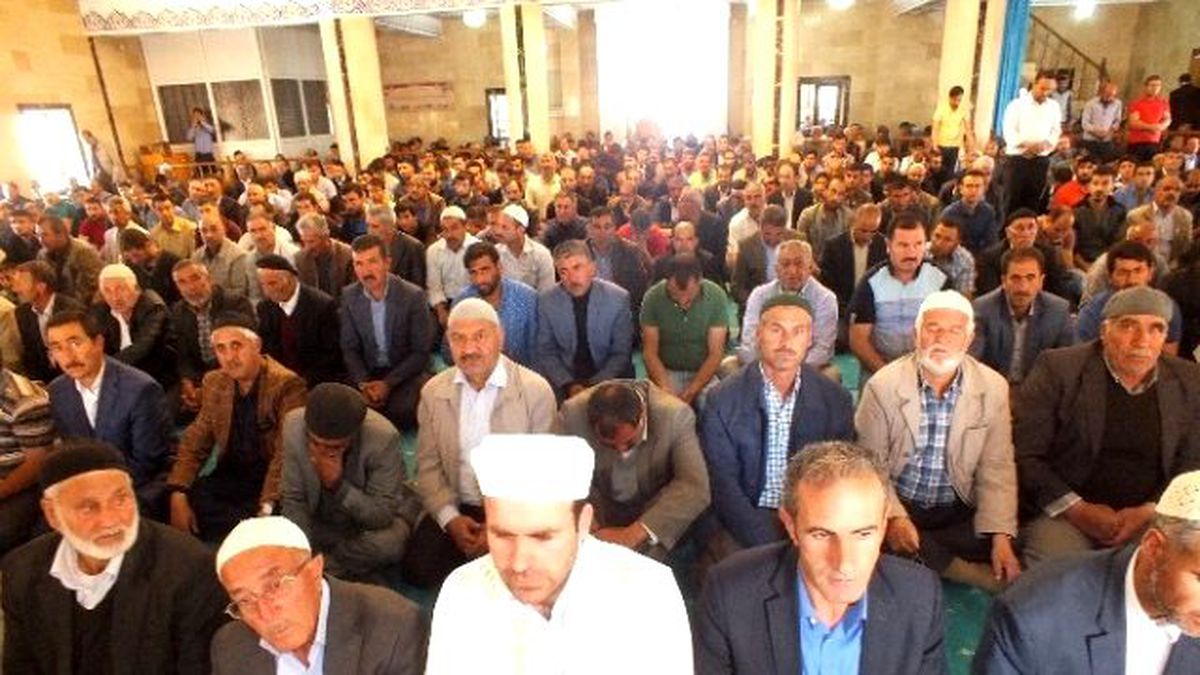 Malazgirt\'te Camiler Doldu Taştı