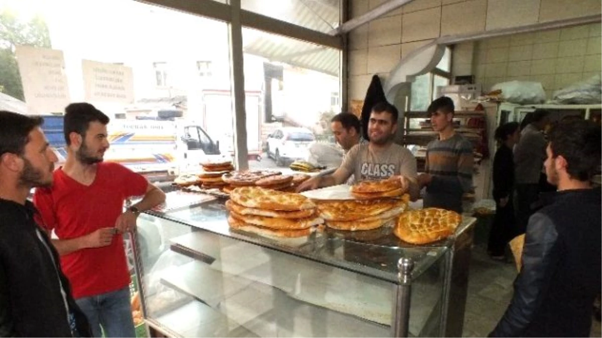 Malazgirt\'te Ramazan Pidesine Yoğun İlgi