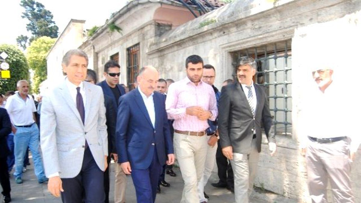 Mehmet Müezzinoğlu ve Başkan Demir, Şehzadebaşı Camii\'nde Cuma Namazı Kıldı