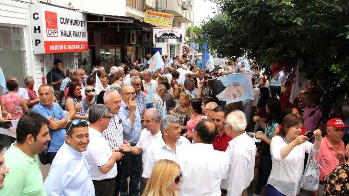 Mersin\'de CHP\'liler Kılıçdaroğlu\'na Yönelik Saldırıyı Protesto Ettiler