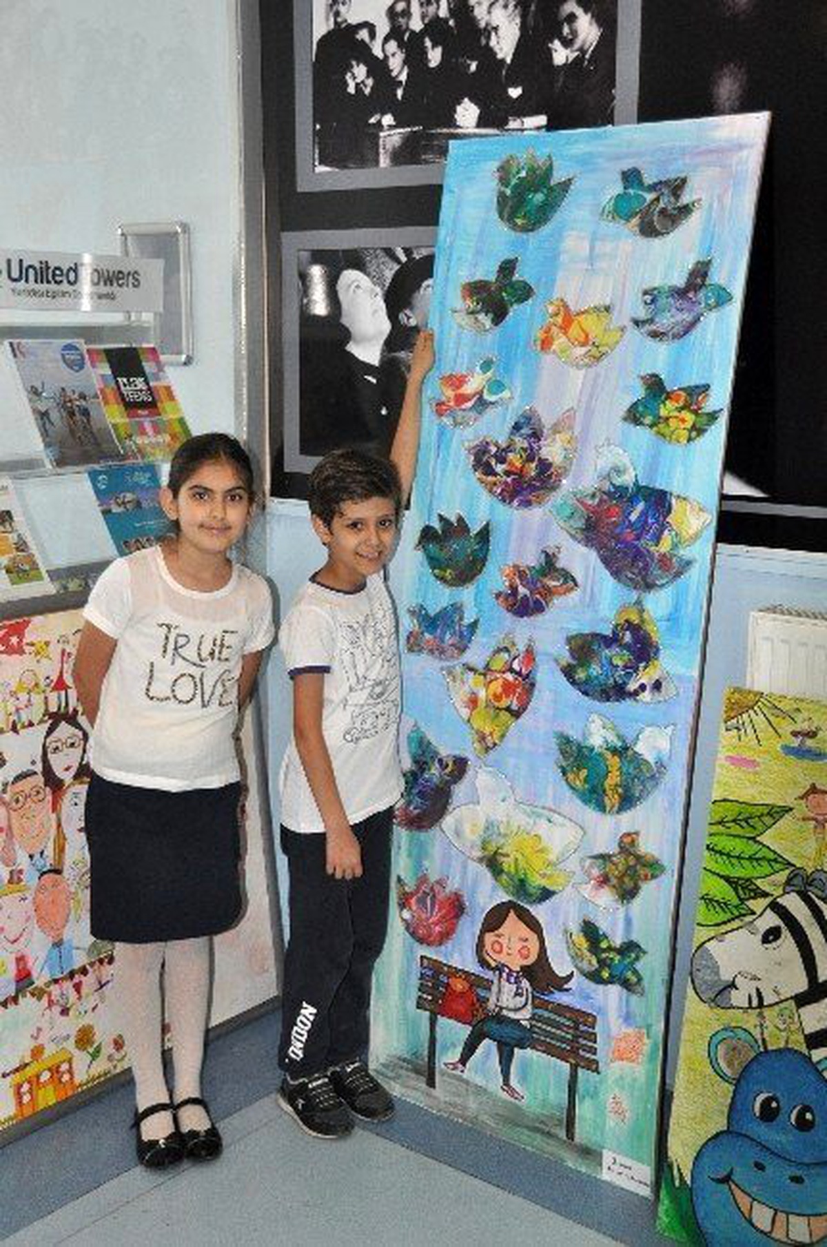 Minik Ressamlar, Boyları Büyüklükte Kartona Resim Yaptı