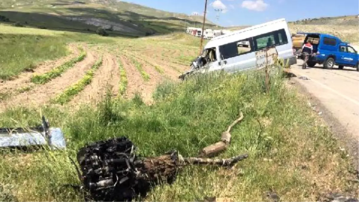 Öğrenci Servisi Tır'la Çarpıştı: 3 Ölü, 7 Yaralı