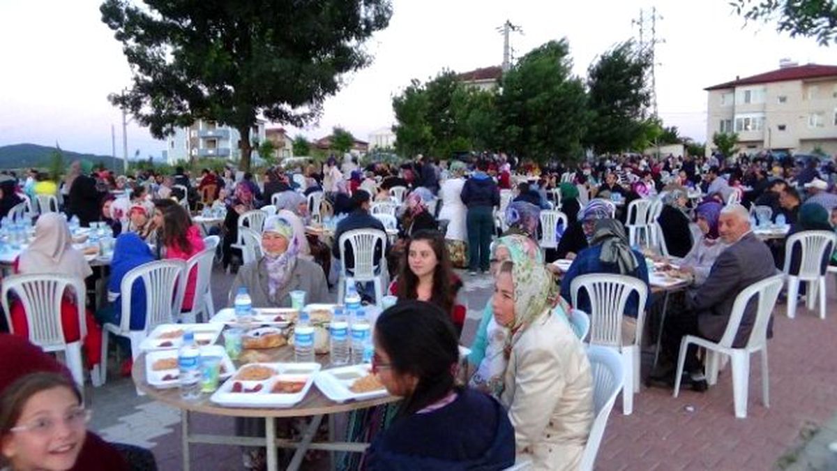 Osmaneli Belediyesi\'nin Sokak İftarları