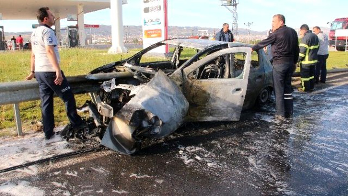 Otomobil Yandı, Sürücü Son Anda Kurtuldu