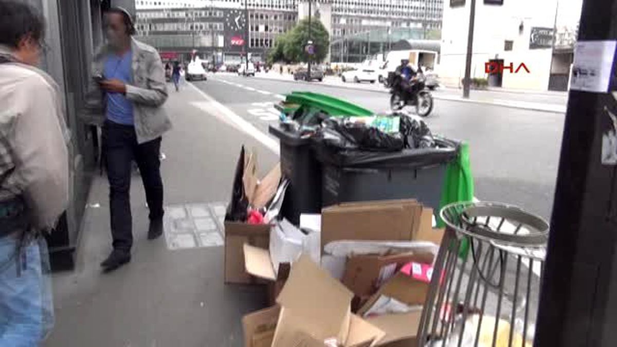 Paris\'te Grev ve Eylemler Nedeni ile Sokaklarda Çöp Dağları Oluştu