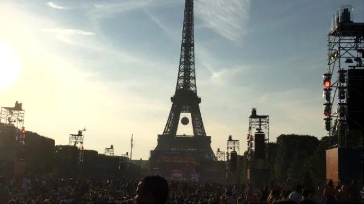 Paris\'teki Fan Zone Alanı Muhteşem Konser ile Açıldı