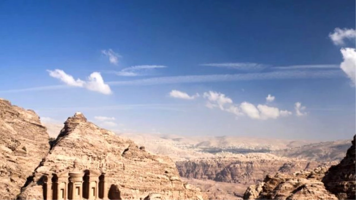 Petra\'nın Gizemli Kumlarında Dev Yapı Bulundu