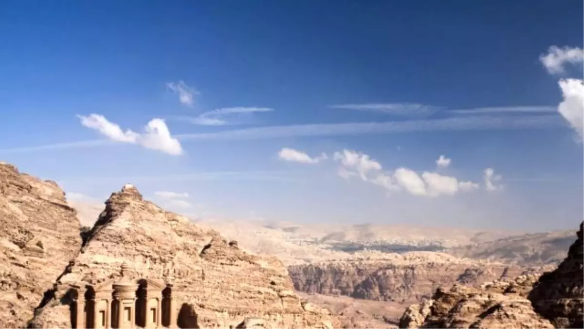 Petra\'nın Gizemli Kumlarında Dev Yapı Bulundu