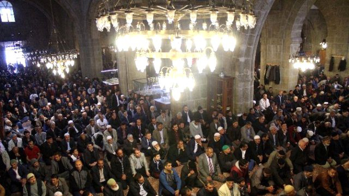 Ramazan\'ın İlk Cuma Namazında Camiler Cemaatle Doldu Taştı