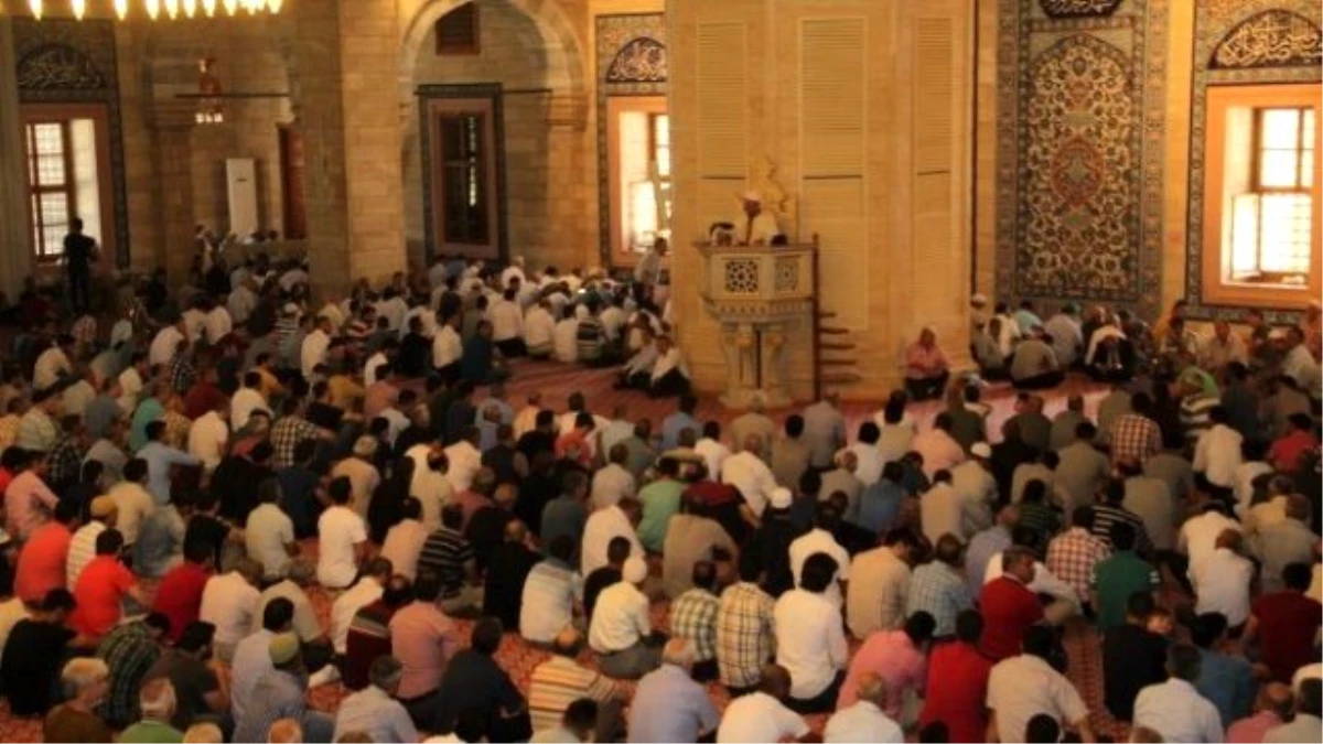 Ramazan\'ın İlk Cuma Namazında Camiler Doldu