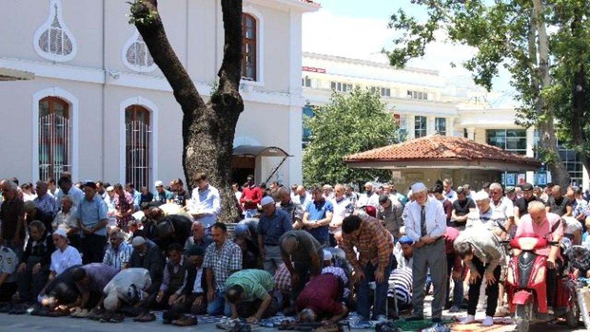 Ramazan\'ın İlk Cumasında Camiler Doldu Taştı