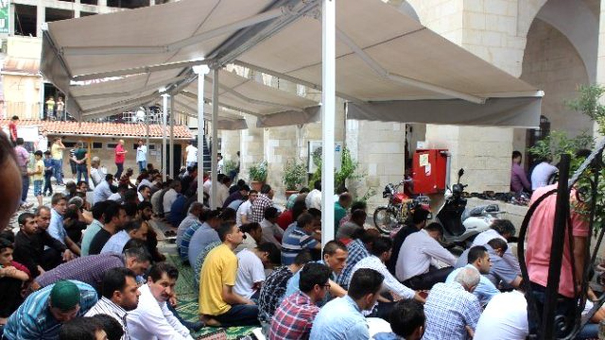 Ramazanın İlk Cuma Namazında, Cemaat Camilere Sığmadı