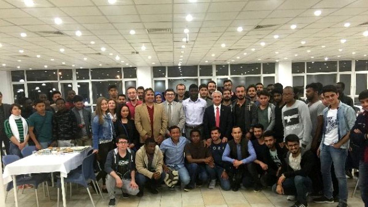 Rektör Gündoğan Misafir Öğrencilerle İftar Yemeğinde Buluştu
