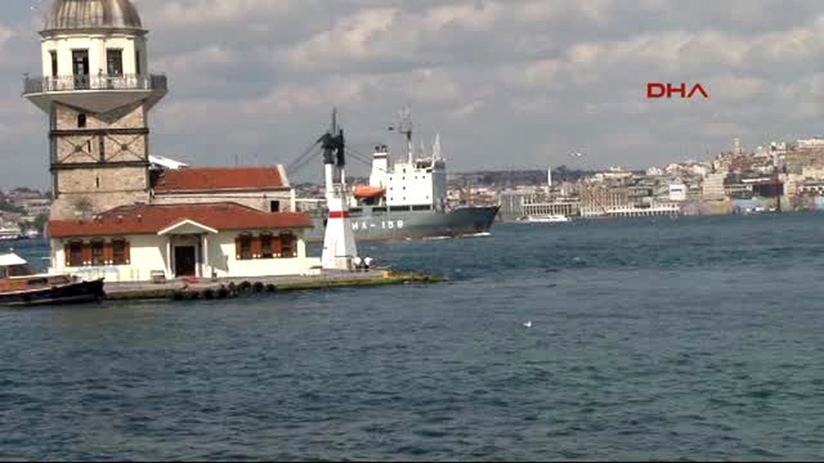 Rus Savaş Gemisi Türk Bayrağıyla Geçti